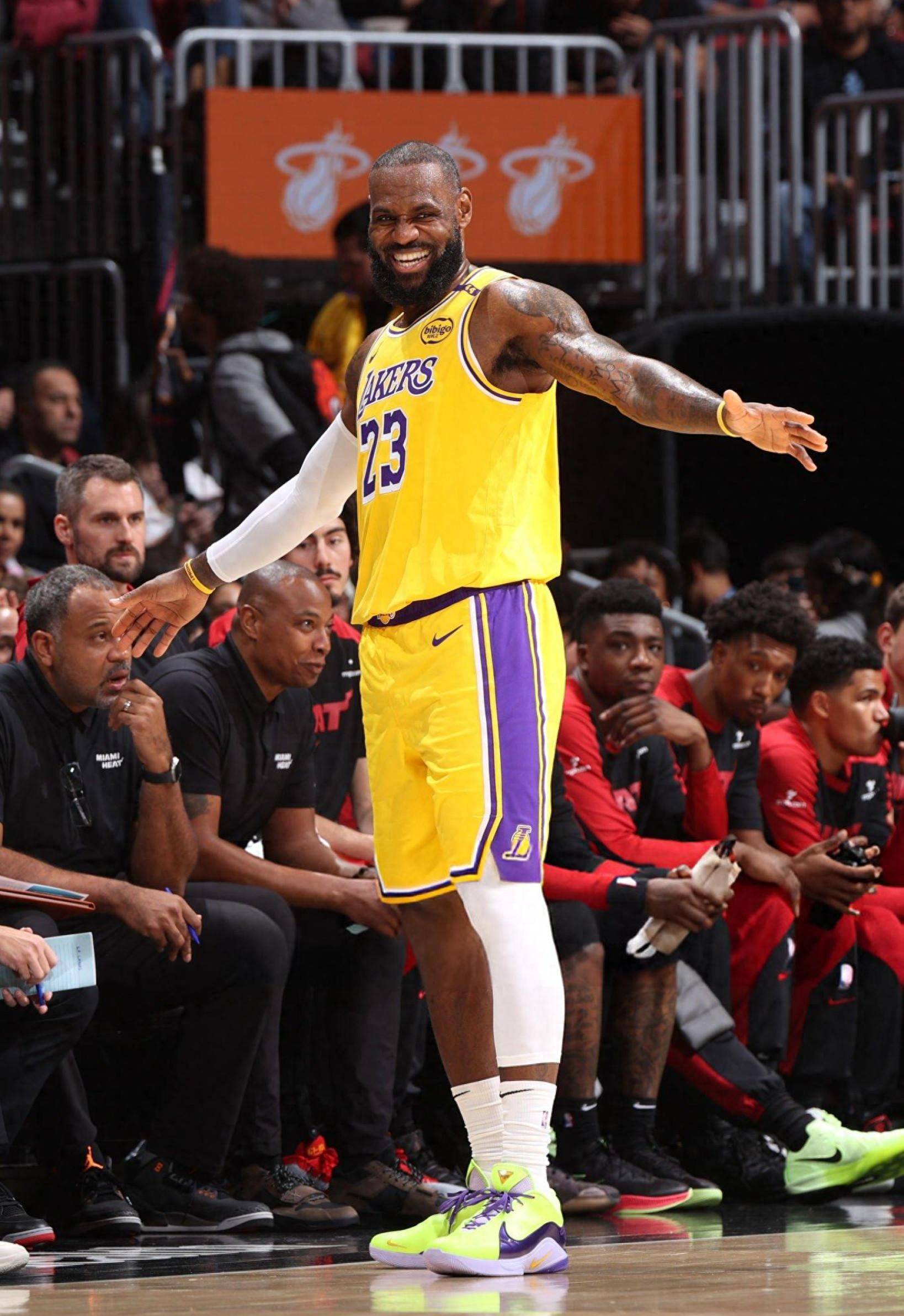 快船大胜巩固西部排名（快船大捷，稳居西部前列）