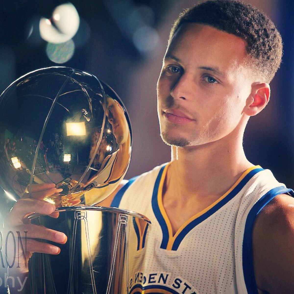 欧冠赛场精彩瞬间：巴萨主场2-0取胜,（欧冠高光时刻：巴萨主场2-0告捷）