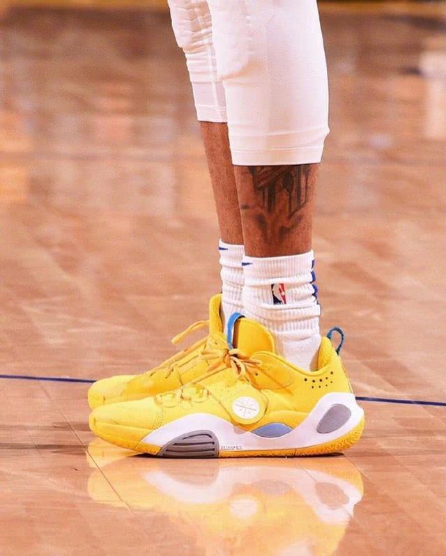 尤文大巴玻璃再次被洪水球迷砸碎！（尤文大巴车窗再度遭洪水球迷砸碎）